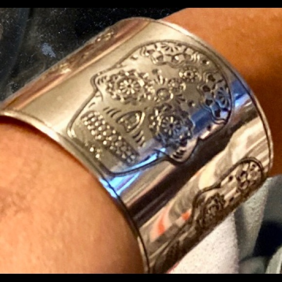 *Last 1* NWT Wide Silver Etched Calavera Skull Bracelet - Picture 2 of 3